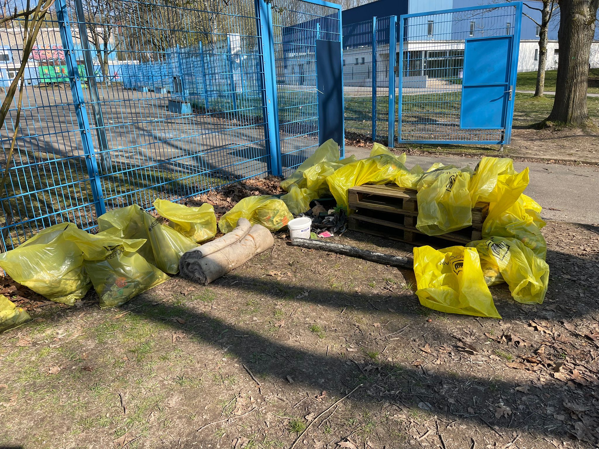 Schüler mit gefülltem Müllsack