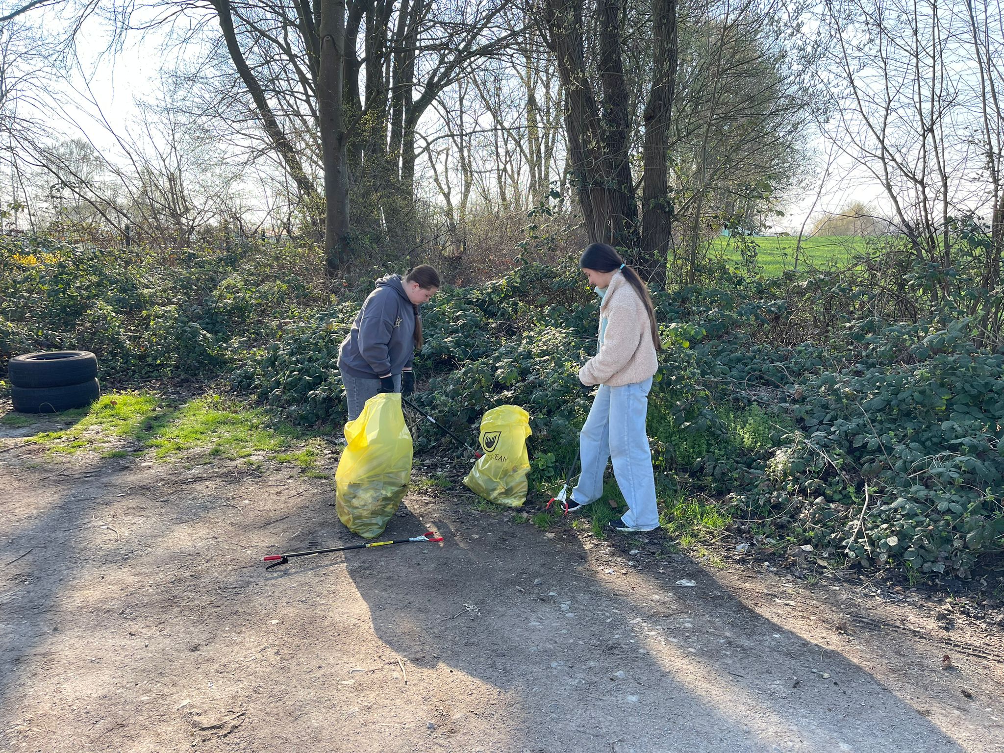 Schüler beim Müllsammeln